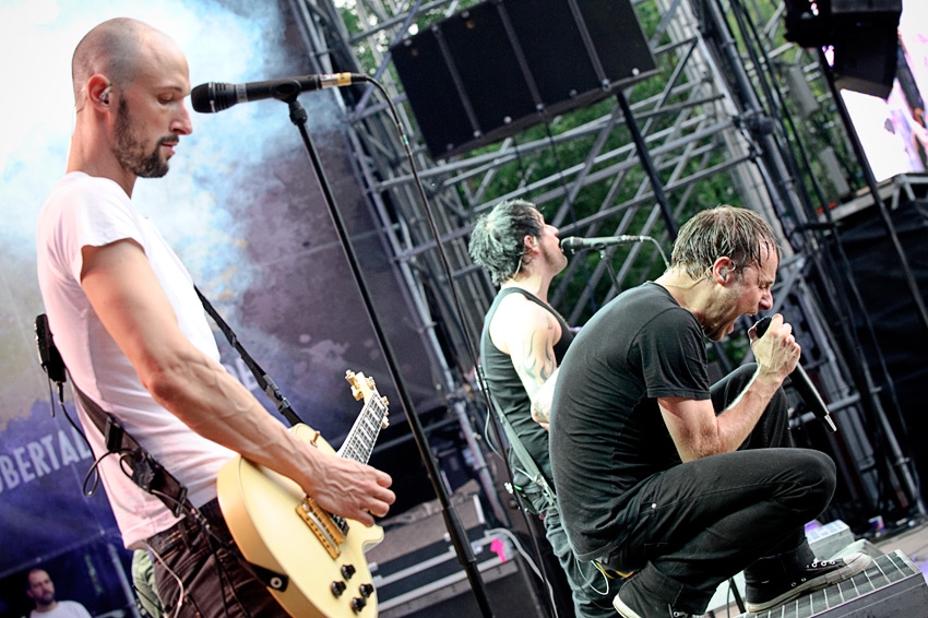 Unser Fotograf Michael Grein war bei den Donots auf der Bühne ... – Donots, Taubertal 2011