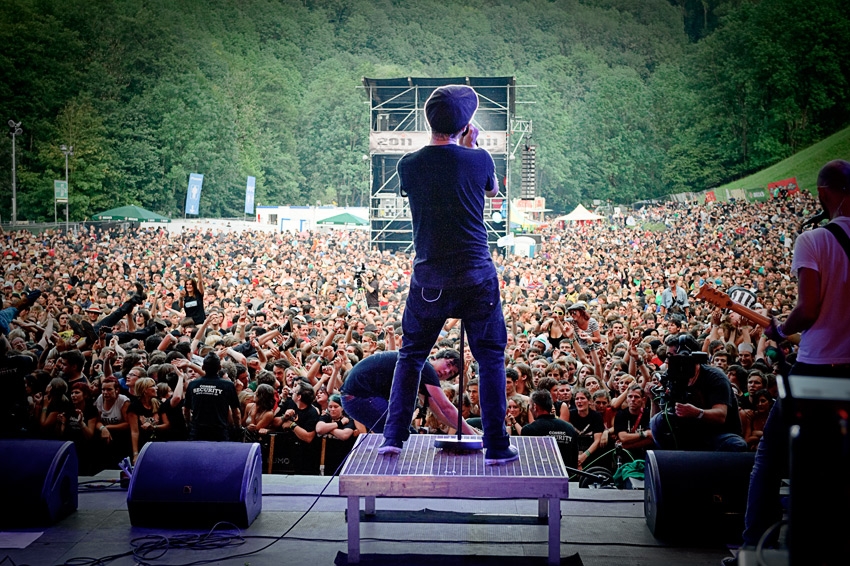 Unser Fotograf Michael Grein war bei den Donots auf der Bühne ... – Donots, Taubertal 2011