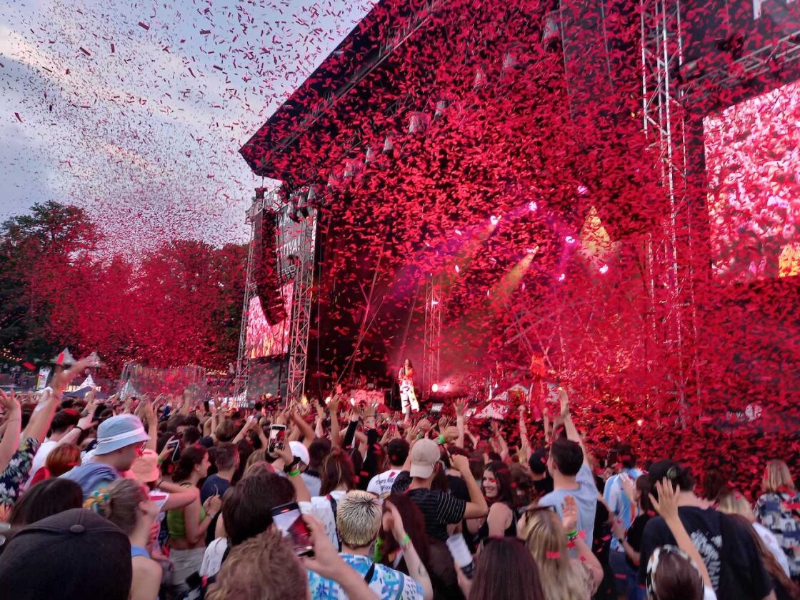 Sommer, Sonne, Party im Bodenseestadion mit Kraftkluv, AnnenMayKantereit, Juju, Provinz, Faber u.a. – Jujuhuu, ein Konfettiregen.