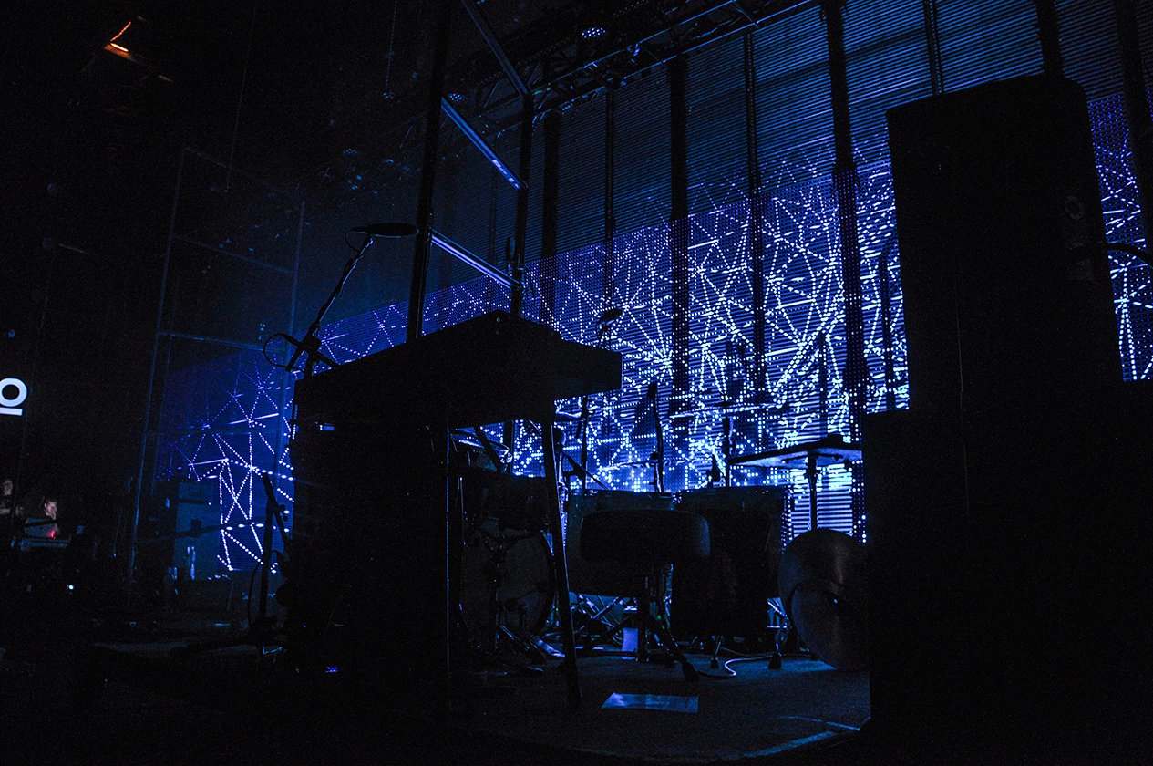 Fotos von Mogwai, Sigur Rós und viele Impressionen vom Montreux Jazz Festival 2016. – Nur die Silhouetten des Trios sind wahrnehmbar.