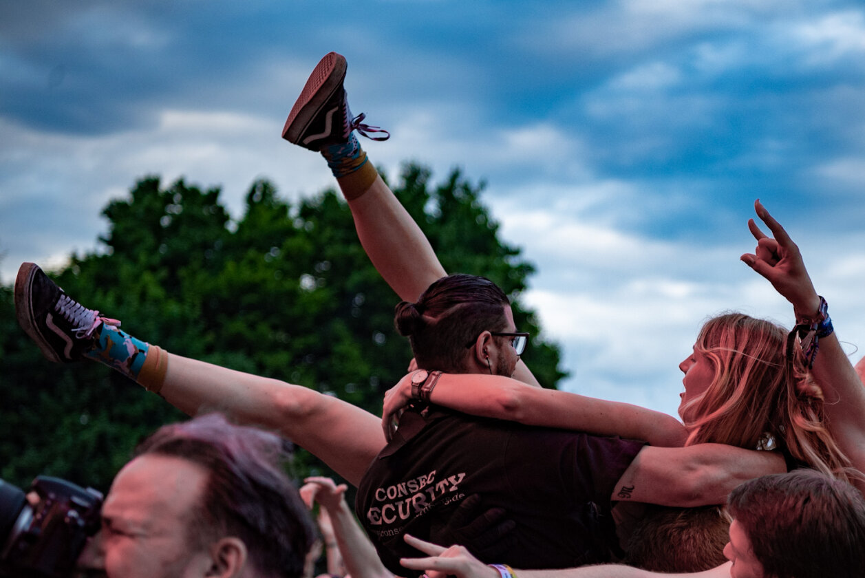 Endlich wieder! 75.000 Fans rockten mit Beatsteaks, Mastodon, Weezer, Bullet For My Valentine, Måneskin - und natürlich Scooter. – Helping hand.