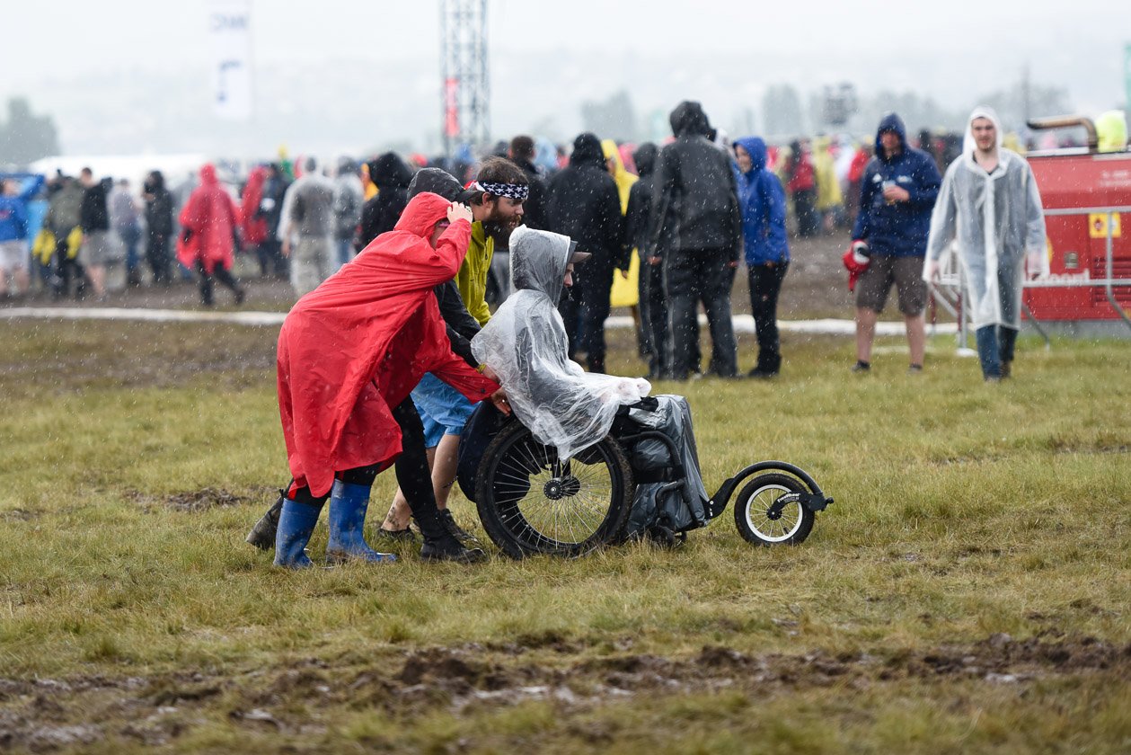 Die Bildergalerie zu Deutschlands größter Rocksause. – Durchs Gelände.