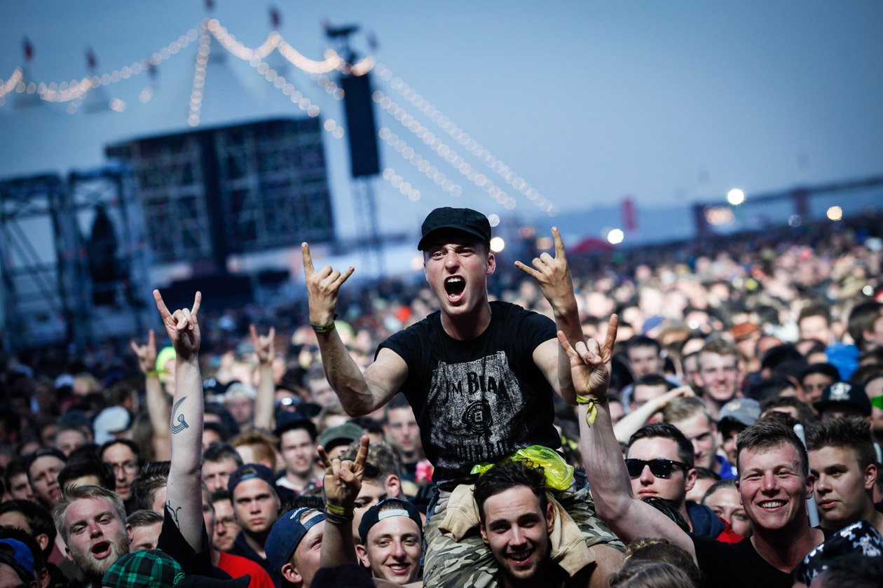 Der Festivalsamstag in der Vulkaneifel. – Die Fans trugens mit Fassung.