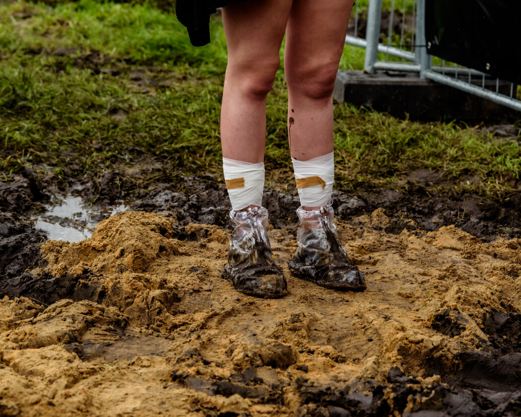 Erstmals in der Geschichte des Metalfestivals verhängten die Verantwortlichen aufgrund tagelangen Starkregens ein Einlassverbot: Rund 50.000 von 85.000 Fans sind vor Ort. – Kreativität ist gefragt.