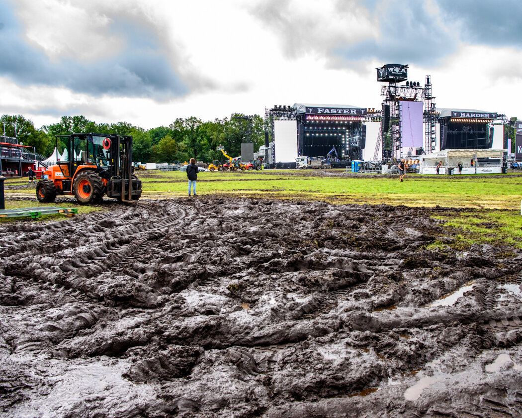 Erstmals in der Geschichte des Metalfestivals verhängten die Verantwortlichen aufgrund tagelangen Starkregens ein Einlassverbot: Rund 50.000 von 85.000 Fans sind vor Ort. – So haben sich Fans und Veranstalter:innen ...