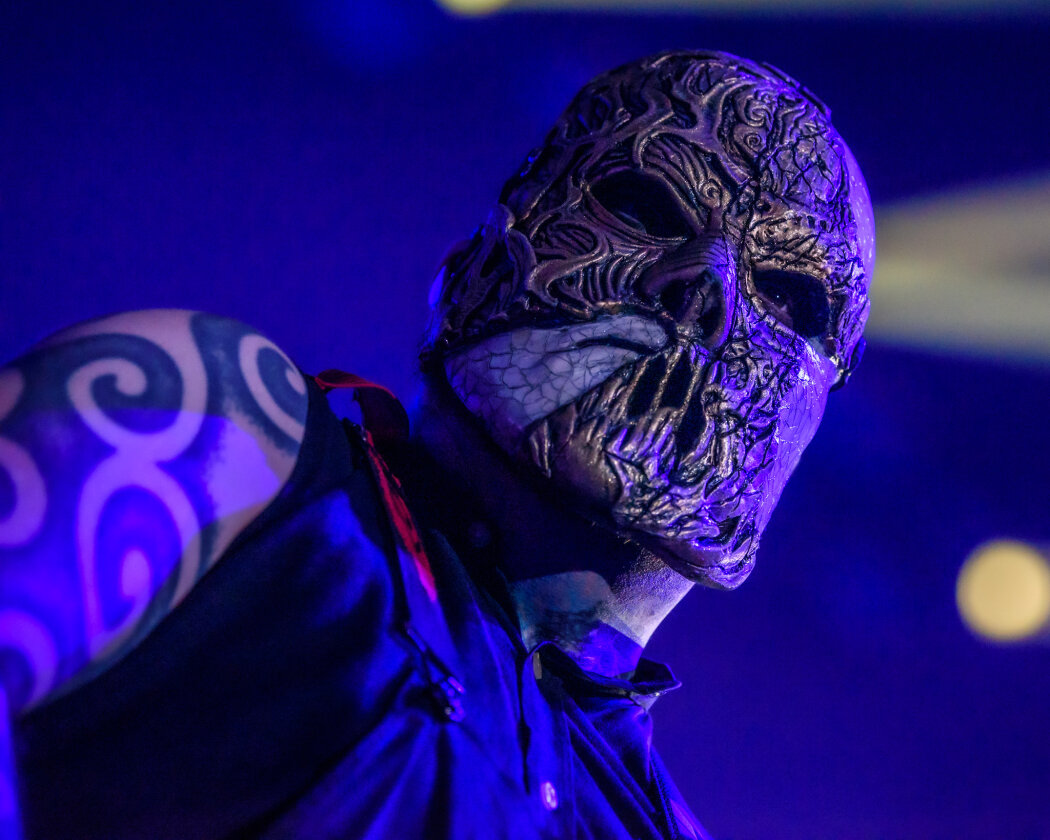 Slipknot – Am längsten Tag des Jahres bitten Corey Talor und Co.  zum teuflischen Maskenball. In der so gut wie ausverkauften Mercedes-Benz Arena in Berlin liefern sie eine infernalische Show. – Alex Venturella.