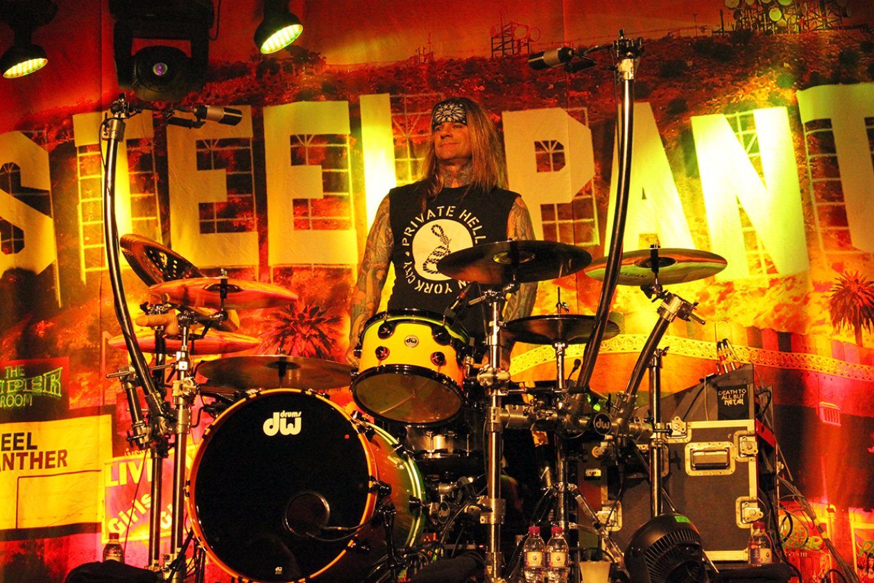 Steel Panther – Drummer Stix schaut sich das Ganze von oben herab an.