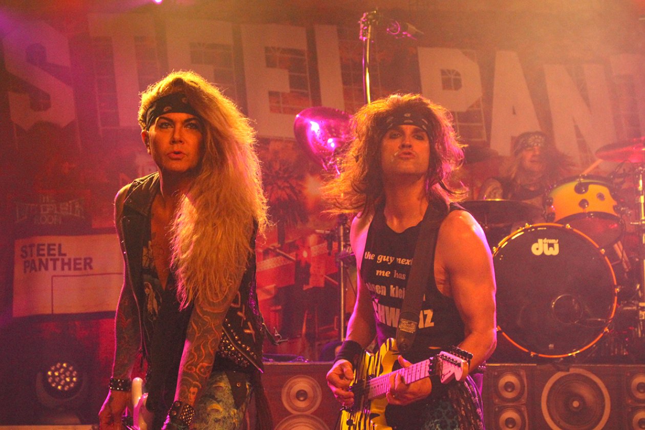 Steel Panther – Neben neuen Songs sollten so langsam aber sicher auch neue Sprüche und Witze kommen. – Die Mischung aus 50% Musik ...