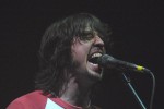 Voller Körpereinsatz bei Dave Grohl und seinen Jungs., Foo Fighters in Köln, 08.12. 2002 | © LAUT AG (Fotograf: Martin Mengele)